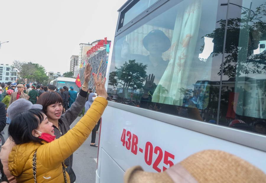 Người thân tạm biệt và gửi lời chúc các thanh niên lên đường nhập ngũ hoàn thành nhiệm vụ. Người thân tạm biệt và gửi lời chúc các thanh niên lên đường nhập ngũ hoàn thành nhiệm vụ.