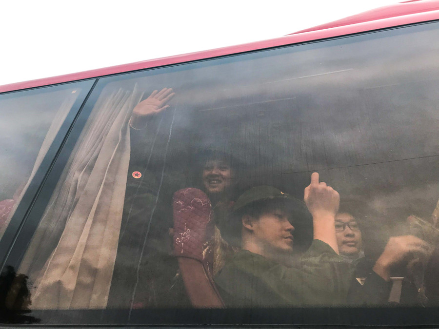 Vui vẻ tạm biệt người thân. Vui vẻ tạm biệt người thân.