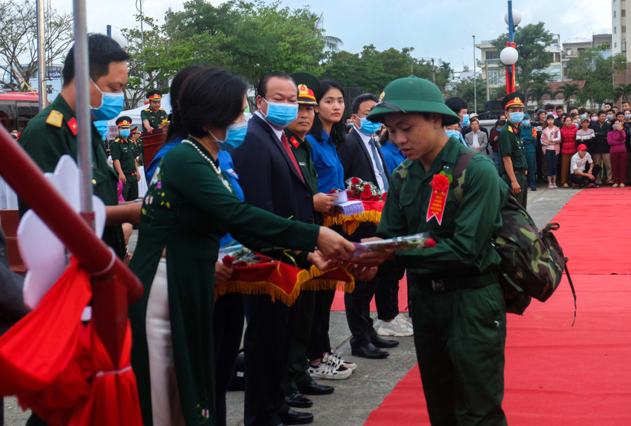 Đại diện chính quyền địa phương tặng quà cho các thanh niên lên đường nhập ngũ. Đại diện chính quyền địa phương tặng quà cho các thanh niên lên đường nhập ngũ.