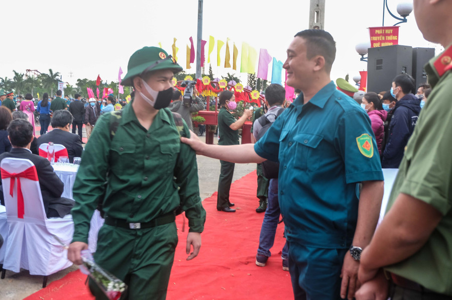 Động viên thanh niên trước giờ lên đường nhập ngũ. Động viên thanh niên trước giờ lên đường nhập ngũ.