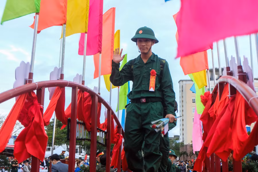 Các thanh niên nhập ngũ bước qua cầu vinh quang.