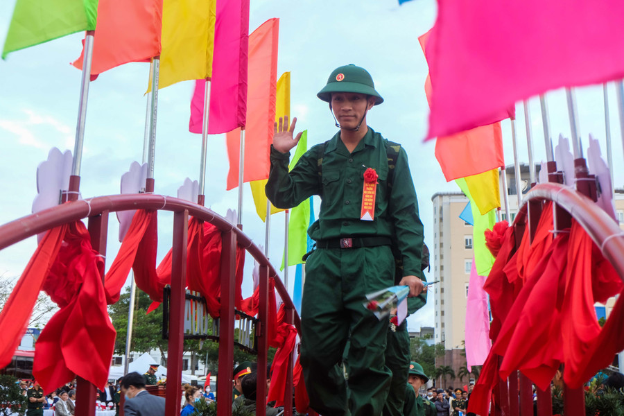 Các thanh niên nhập ngũ bước qua cầu vinh quang. Các thanh niên nhập ngũ bước qua cầu vinh quang.