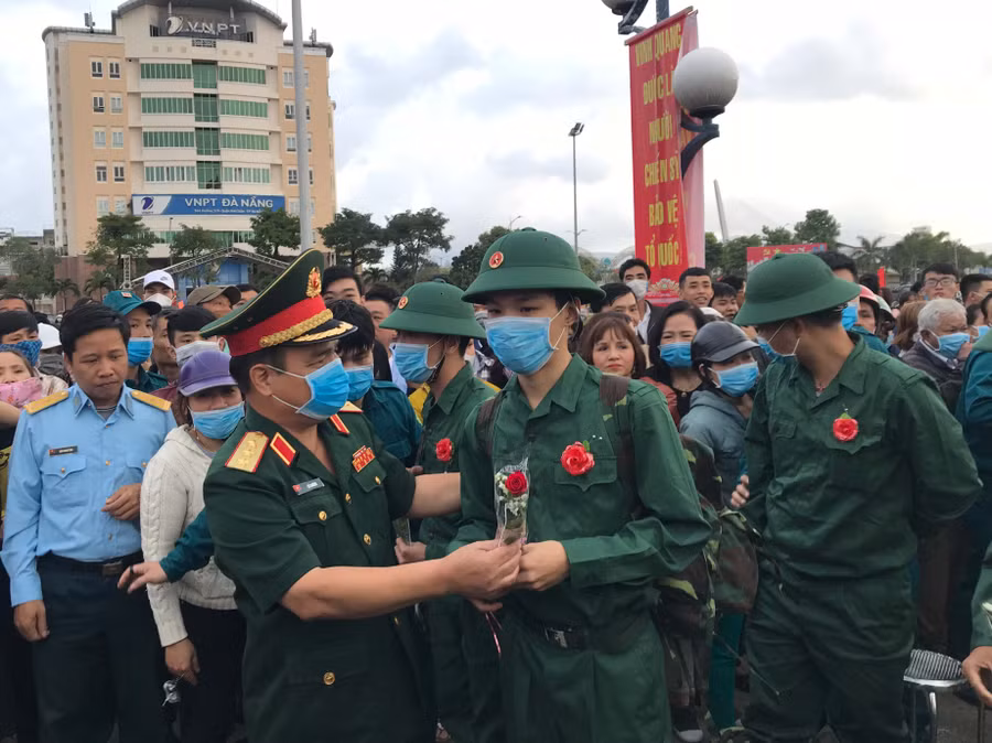 Thượng tướng Lê Chiêm - Thứ trưởng Bộ Quốc phòng tặng hoa cho các thanh niên trước giờ lên đường nhập ngũ.