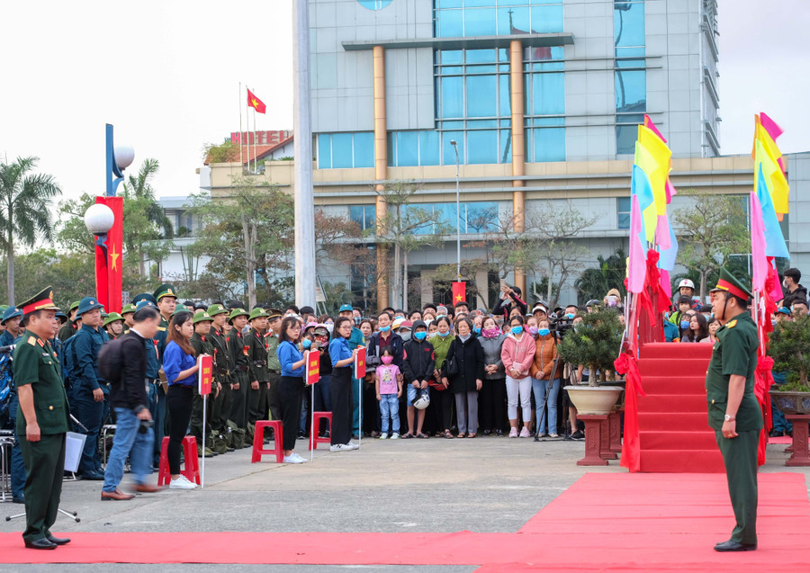 Đại diện Bộ chỉ huy quân sự quận Hải Châu (TP Đà Nẵng) báo cáo với Thượng tướng Lê Chiêm (ngoài cùng bên trái) - Thứ trưởng Bộ Quốc phòng về công tác giao nhận quân tại quận Hải Châu. Đại diện Bộ chỉ huy quân sự quận Hải Châu (TP Đà Nẵng) báo cáo với Thượng tướng Lê Chiêm (ngoài cùng bên trái) - Thứ trưởng Bộ Quốc phòng về công tác giao nhận quân tại quận Hải Châu.