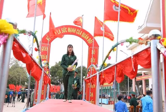 Nữ tân binh duy nhất tại Đắk Lắk lên đường nhập ngũ