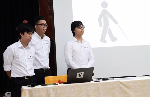 Nhóm sinh viên lắng nghe nhận xét đánh giá của Hội đồng chấm đồ án.