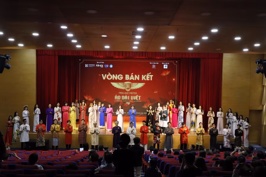Cuộc thi Miss and Mister Áo Dài Việt HIU 2021 thành công và thu hút đông đảo sinh viên tham gia.
