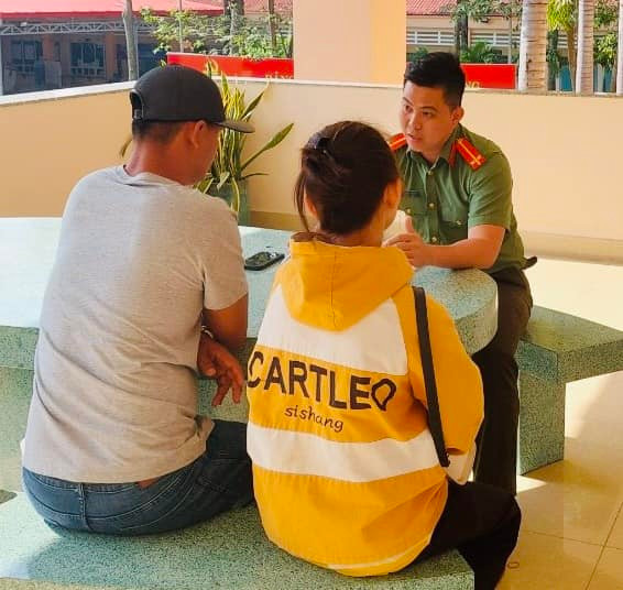 Công an mời ông V. làm việc. Ảnh: Hồng Nga.