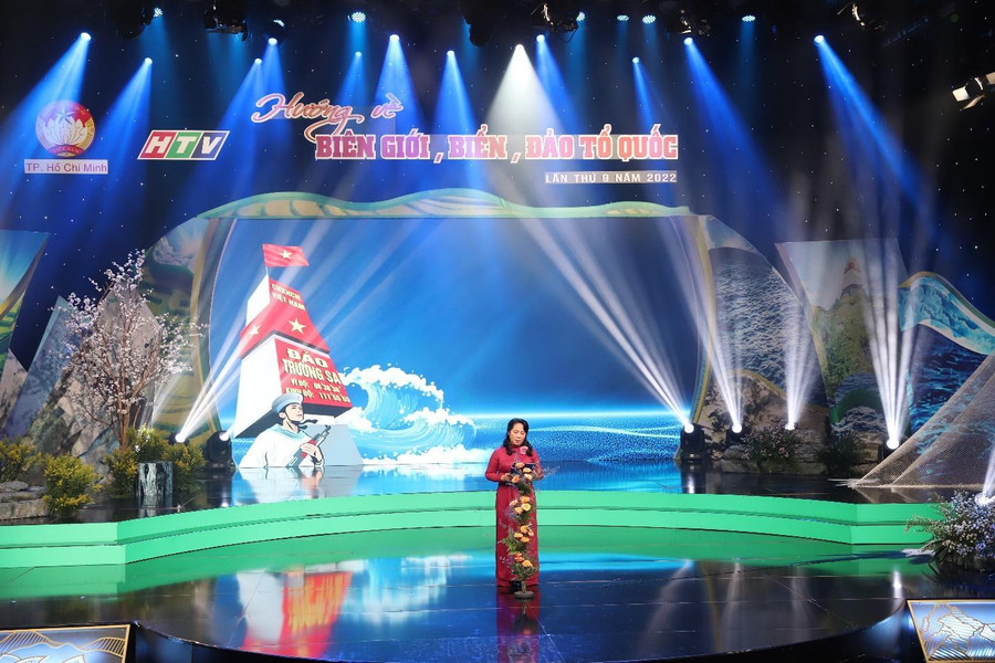 Bà Trần Kim Yến – Ủy viên ban Thường vụ Thành ủy, Chủ tịch Ủy ban MTTQ Việt Nam TP.HCM phát biểu ý nghĩa của chương trình Bà Trần Kim Yến – Ủy viên ban Thường vụ Thành ủy, Chủ tịch Ủy ban MTTQ Việt Nam TP.HCM phát biểu ý nghĩa của chương trình