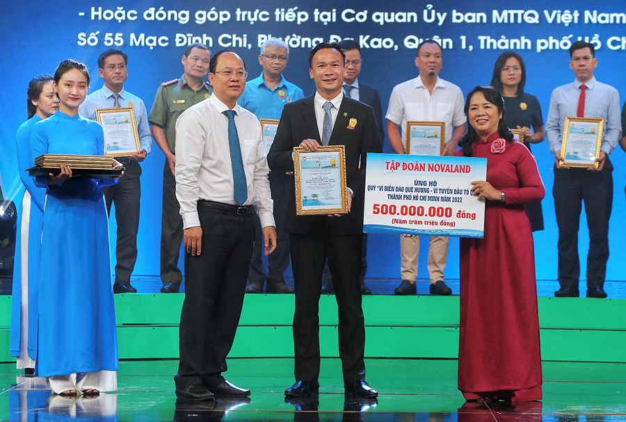 Ông Nguyễn Ngọc Huyên – Tổng Giám đốc Tập đoàn Novaland, đại diện Tập đoàn đóng góp cho Quỹ “Vì biển đảo quê hương – Vì tuyến đầu Tổ quốc” và nhận thư cảm ơn từ BTC Ông Nguyễn Ngọc Huyên – Tổng Giám đốc Tập đoàn Novaland, đại diện Tập đoàn đóng góp cho Quỹ “Vì biển đảo quê hương – Vì tuyến đầu Tổ quốc” và nhận thư cảm ơn từ BTC
