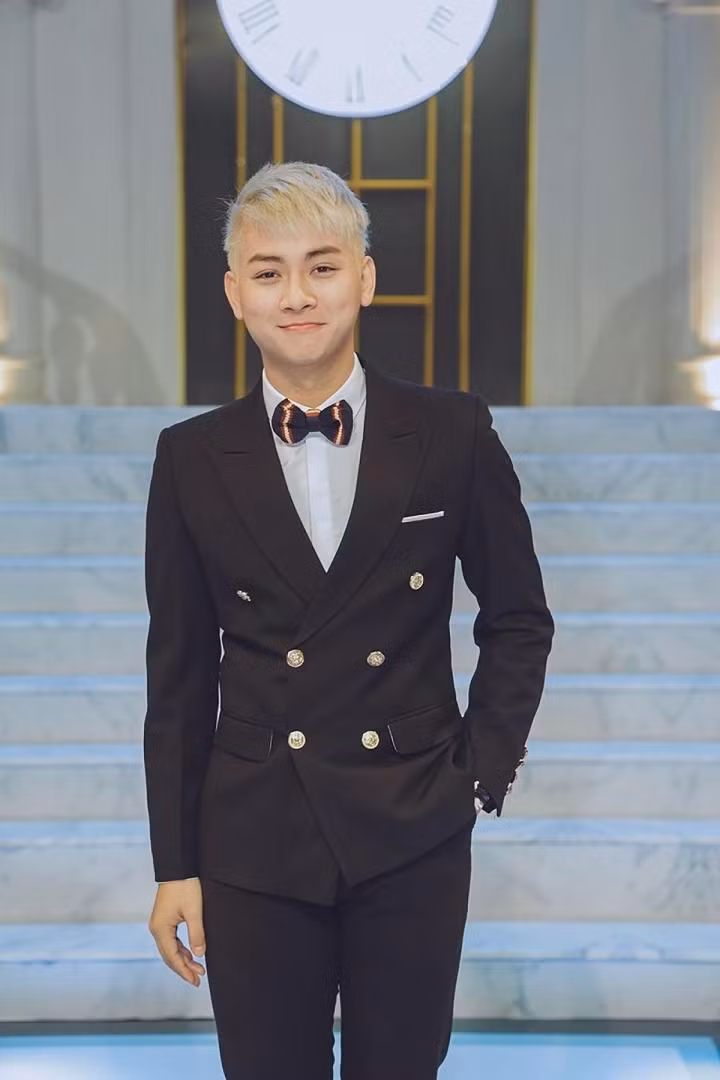 Khi thân hình còn thon gọn, anh thường chọn vest lịch lãm, đẹp đúng chuẩn "soái ca".