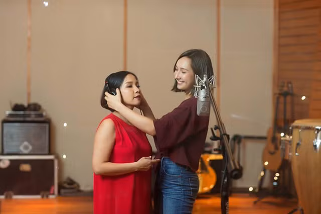 Diva Mỹ Linh và con gái Anna Trương. Diva Mỹ Linh và con gái Anna Trương.