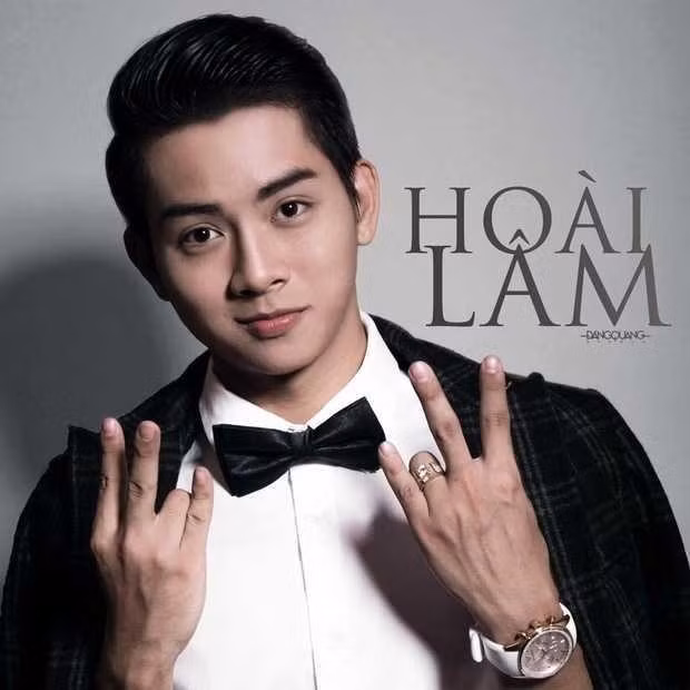 Mái tóc của Hoài Lâm được vuốt keo bảnh bao, trang phục, phụ kiện cũng đầu tư kỹ lưỡng. (Ảnh: FB Hoài Lâm)