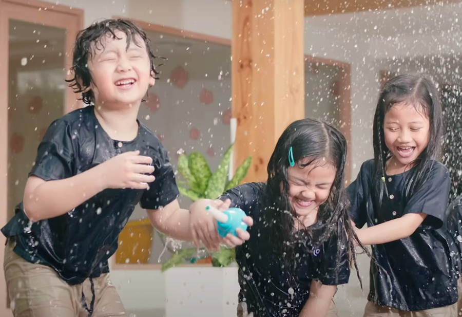 Sân nước trong khuôn viên sân trường mang đến những giờ chơi tràn ngập tiếng cười. Sân nước trong khuôn viên sân trường mang đến những giờ chơi tràn ngập tiếng cười.