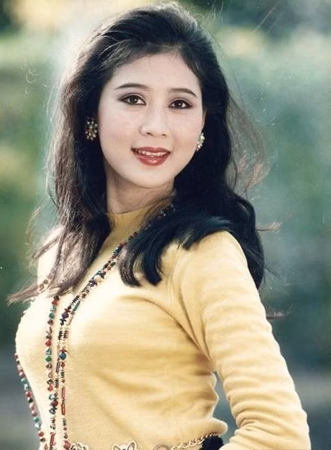 Diễm Hương sở hữu khuôn mặt thanh tú, đôi mắt sáng và làn da trắng hồng. Vẻ đẹp đài các, sang trọng của cô nhận được sự mến mộ của hàng triệu khán giả thời đó. Diễm Hương sở hữu khuôn mặt thanh tú, đôi mắt sáng và làn da trắng hồng. Vẻ đẹp đài các, sang trọng của cô nhận được sự mến mộ của hàng triệu khán giả thời đó.