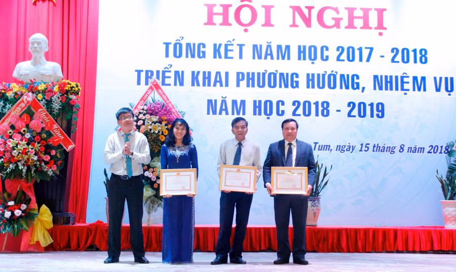 3 tập thể nhận bằng khen của Bộ GD&ĐT có thành tích xuất sắc trong xây dựng môi trường giáo dục lấy trẻ em làm trung tâm giai đoạn 2016-2018