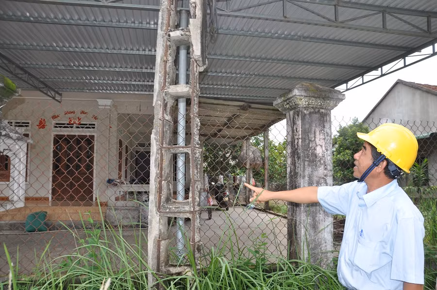 Hầu hết các tuyến điện lưới hạ áp nông thôn tỉnh Quảng Ngãi đã xuống cấp, nguy hiểm rình rập đến tính mạng người dân.