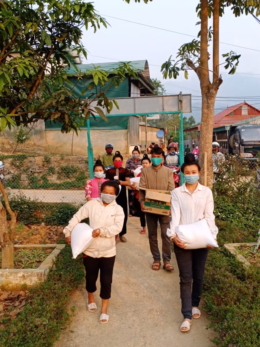 Phụ huynh hỗ trợ vận chuyển quà lên các điểm trường vùng cao