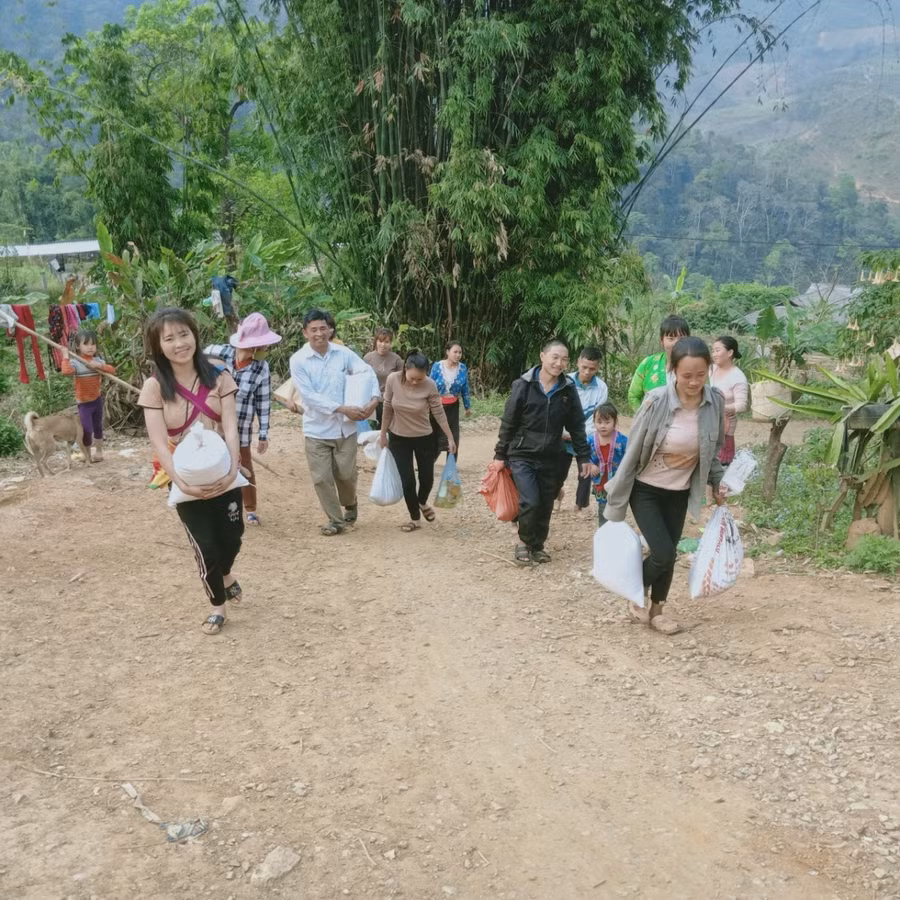 Phụ huynh hỗ trợ giáo viên vận chuyển quà