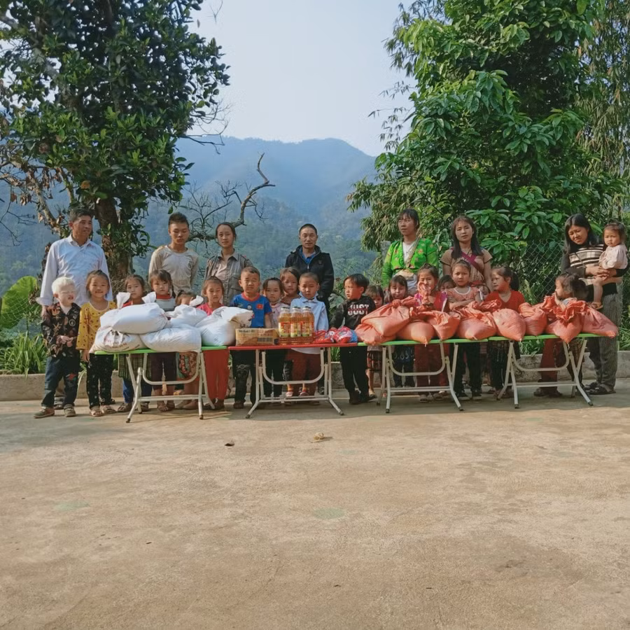 Giáo viên, phụ huynh thay mặt học sinh nhận quà