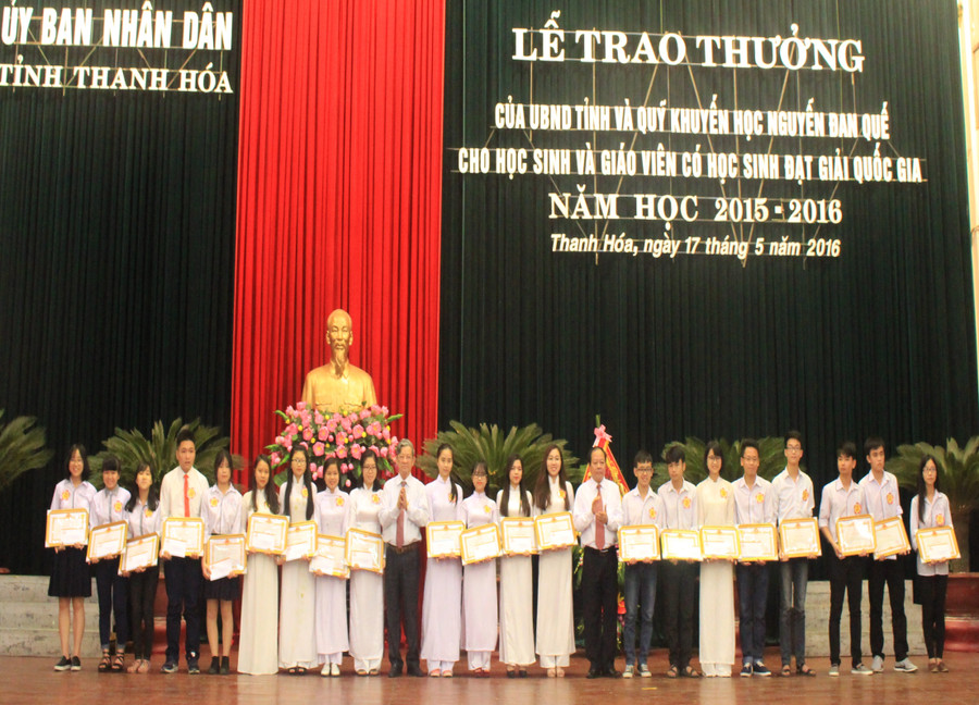 Trao bằng khen cho học sinh đạt giải quốc gia, năm học 2015-2016. Ảnh: Nguyễn Quỳnh