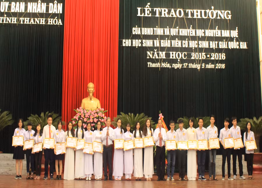 Trao bằng khen cho học sinh đạt giải quốc gia, năm học 2015-2016. Ảnh: Nguyễn Quỳnh