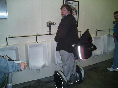 Sao chưa thấy ai thế này vào nhà vệ sinh à?