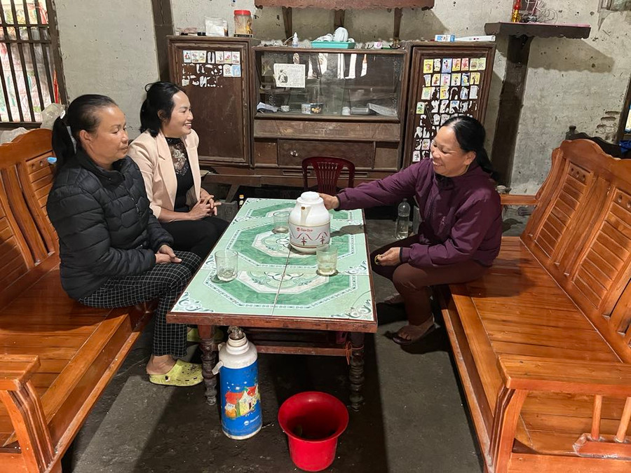 Cán bộ xã Tân Dương, huyện Định Hoá, tỉnh Thái Nguyên đến thăm hỏi, động viên gia đình bà Mông Thị Hiến và hướng dẫn một số kỹ thuật trong chăn nuôi. Cán bộ xã Tân Dương, huyện Định Hoá, tỉnh Thái Nguyên đến thăm hỏi, động viên gia đình bà Mông Thị Hiến và hướng dẫn một số kỹ thuật trong chăn nuôi.