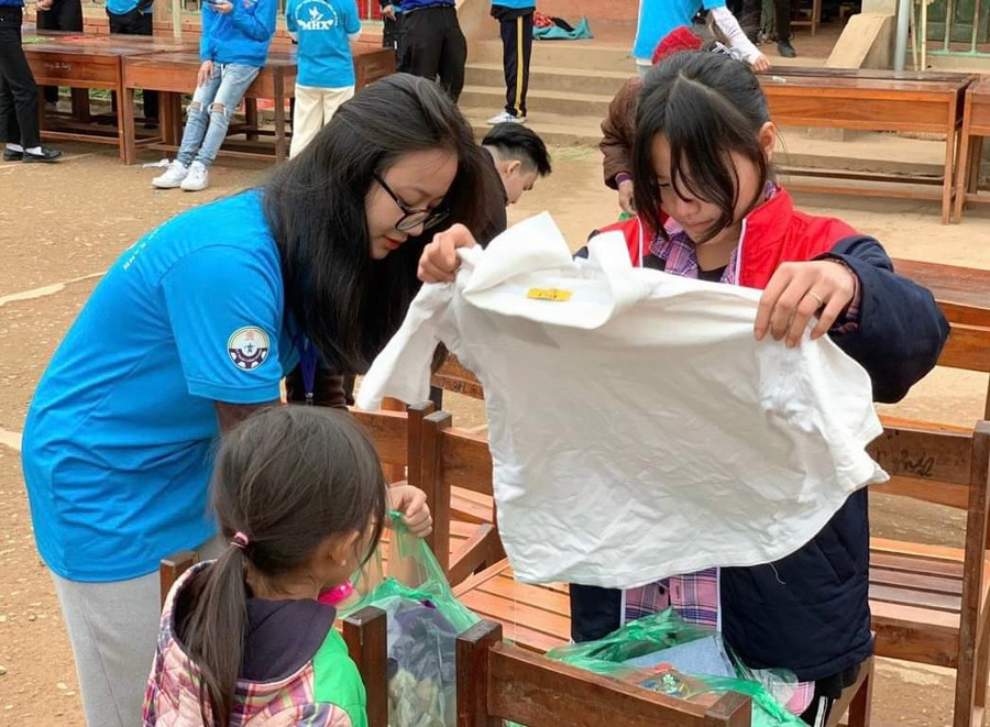 Nữ sinh xứ Trà còn tích cực tham gia các hoạt động tình nguyện với mong muốn sẻ chia và lan toả yêu thương.