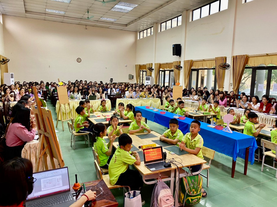 Lớp tập huấn Giáo dục STEM trong dạy học tiểu học do Phòng Giáo dục và Đào tạo huyện Đại Từ tổ chức.