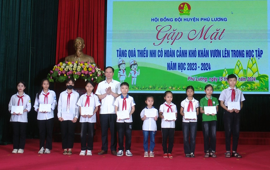 Dịp này, Ban Tổ chức cũng trao tặng 10 suất quà cho học sinh có hoàn cảnh khó khăn vươn lên trong học tập. Dịp này, Ban Tổ chức cũng trao tặng 10 suất quà cho học sinh có hoàn cảnh khó khăn vươn lên trong học tập.