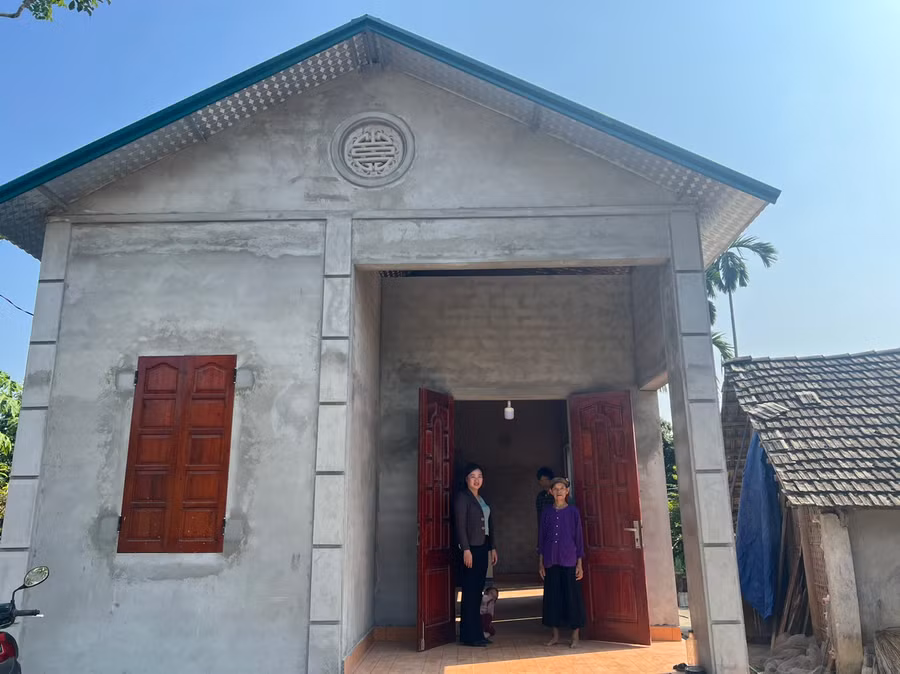 Gia đình bà Dương Thị Thuận vô cùng vui mừng và phấn khởi khi được hỗ trợ một ngôi nhà khang trang an toàn.