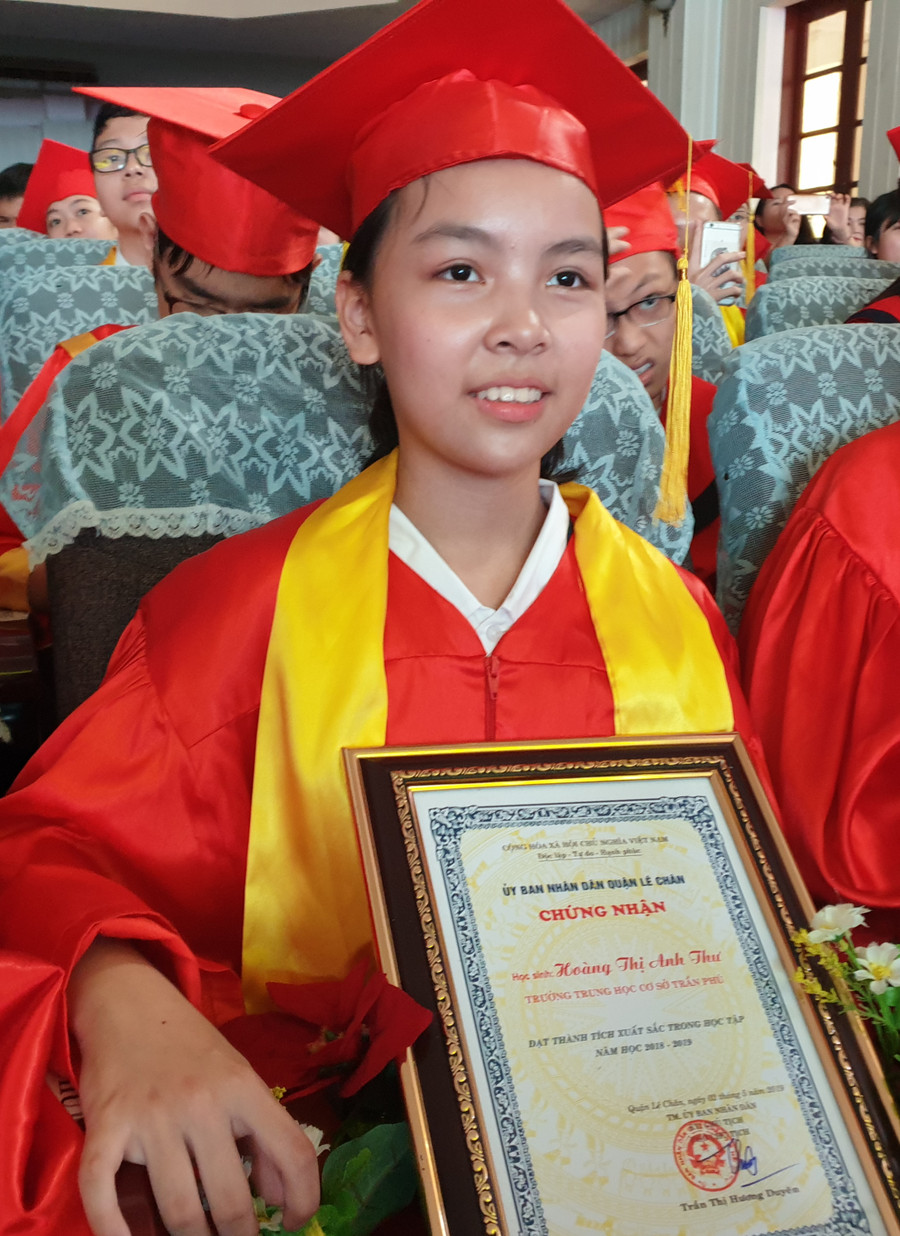 Anh Thư trong lễ vinh danh HS giỏi của quận Lê Chân. Ảnh: T.G. Anh Thư trong lễ vinh danh HS giỏi của quận Lê Chân. Ảnh: T.G.