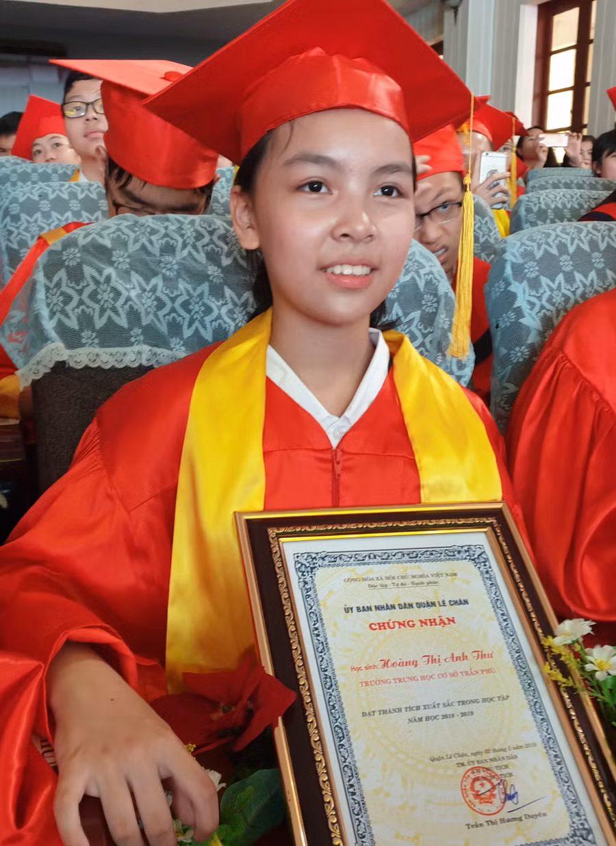 Anh Thư trong lễ vinh danh HS giỏi của quận Lê Chân. Ảnh: T.G.