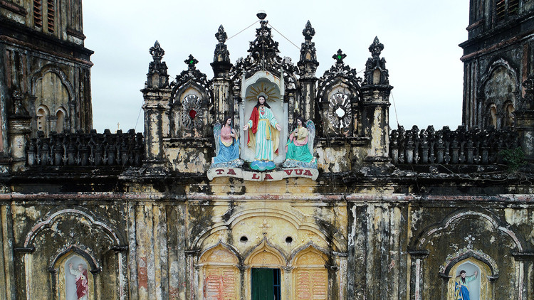 Bức tượng chúa Giêsu Vua trên đỉnh nhà thờ cũ dự kiến sẽ được đưa sang vị trí tương tự ở nhà thờ mới. Ảnh: Giang Huy. Bức tượng chúa Giêsu Vua trên đỉnh nhà thờ cũ dự kiến sẽ được đưa sang vị trí tương tự ở nhà thờ mới. Ảnh: Giang Huy.