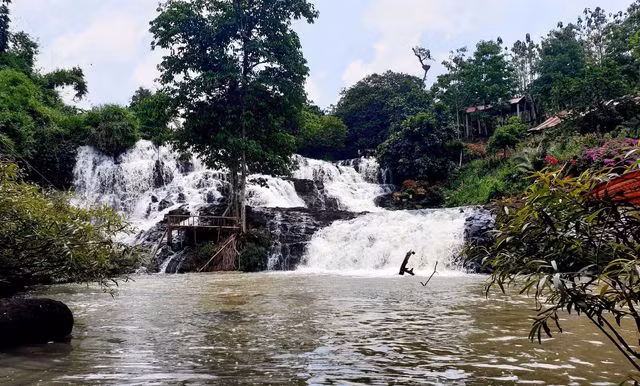 Dự án thủy điện tái khởi động, người dân cầu cứu “giữ lại thác nước”! - 1