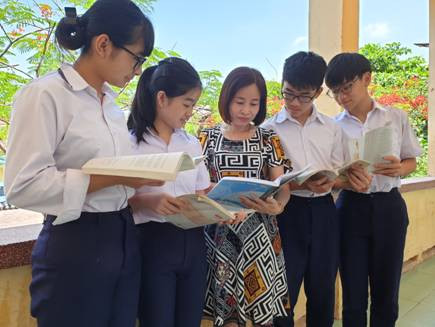 Cô giáo Cao Minh Hà (đứng giữa) hướng dẫn bài cho học trò. Ảnh: T.G Cô giáo Cao Minh Hà (đứng giữa) hướng dẫn bài cho học trò. Ảnh: T.G