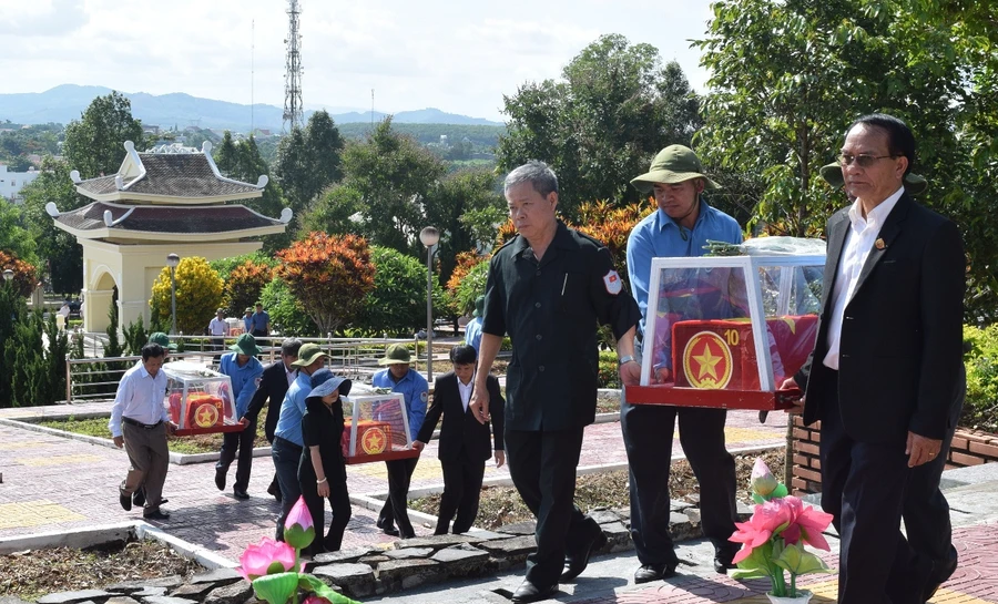 Cán bộ, nhân dân tỉnh Kon Tum; tỉnh Attapeu, Sekong, Champasak (Lào) và tỉnh Ratanakiri (Campuchia) đưa các liệt sĩ về nơi an nghỉ cuối cùng. Ảnh: VGP/Bạch Dương