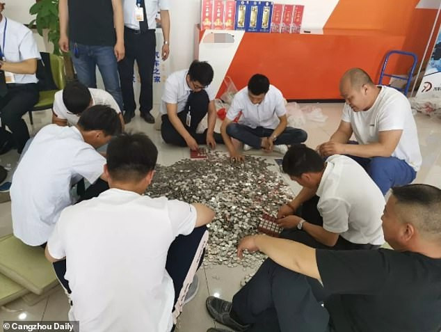 Nữ “đại gia” mang 66 túi tiền xu đi mua ô tô, 17 nhân viên đếm 3 ngày mới xong hình ảnh 1 nu “dai gia” mang 66 tui tien xu di mua o to, 17 nhan vien dem 3 ngay moi xong hinh anh 1