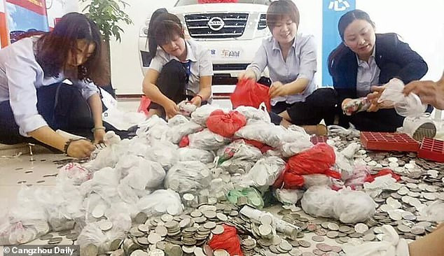 Nữ “đại gia” mang 66 túi tiền xu đi mua ô tô, 17 nhân viên đếm 3 ngày mới xong hình ảnh 2 nu “dai gia” mang 66 tui tien xu di mua o to, 17 nhan vien dem 3 ngay moi xong hinh anh 2