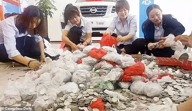 nu “dai gia” mang 66 tui tien xu di mua o to, 17 nhan vien dem 3 ngay moi xong hinh anh 2