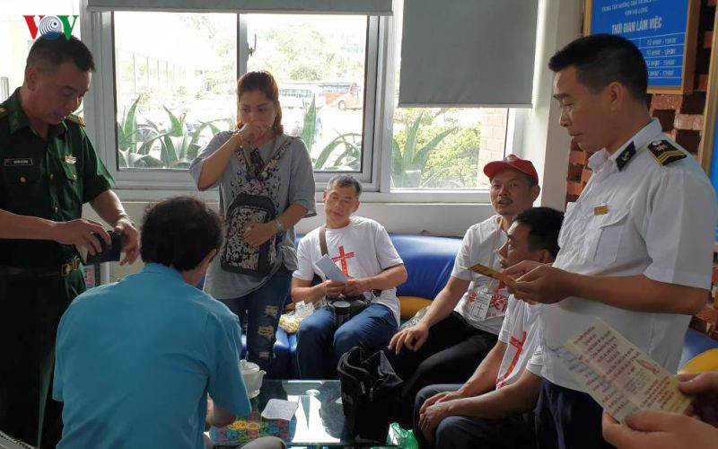 trục xuất nhóm du khách trung quốc tuyên truyền tôn giáo tại hạ long hình 1 truc xuat nhom du khach trung quoc tuyen truyen ton giao tai ha long hinh 1