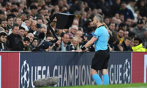 Trọng tài Kuipers nhiều lần phải dùng VAR, từ một màn hình ở góc sân Trọng tài Kuipers nhiều lần phải dùng VAR, từ một màn hình ở góc sân. Ảnh: DM,