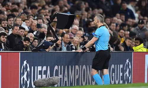 Trọng tài Kuipers nhiều lần phải dùng VAR, từ một màn hình ở góc sân. Ảnh: DM,