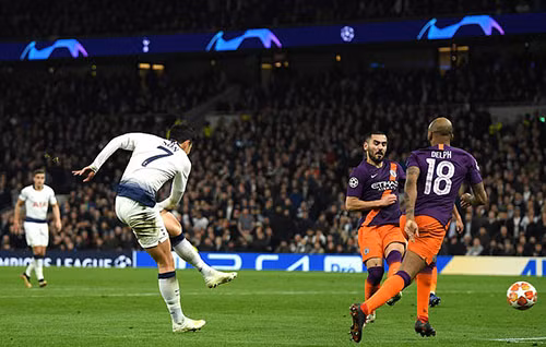 Cú sút mang về chiến thắng của Son Heung-min. Ảnh: EPA.