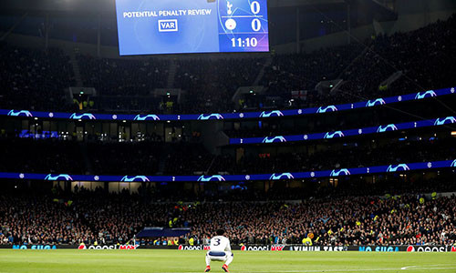 Danny Rose ngồi sụp xuống sân, chờ kết quả VAR khi để bóng chạm tay lúc đầu trận Danny Rose ngồi sụp xuống sân, chờ kết quả VAR khi để bóng chạm tay lúc đầu trận. Ảnh: Reuters.