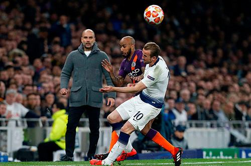 Tình huống dẫn tới chấn thương của Kane (số 10) Tình huống dẫn tới chấn thương của Kane (số 10). Ảnh: AP.