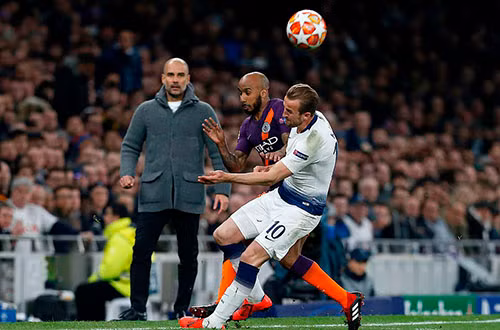 Tình huống dẫn tới chấn thương của Kane (số 10). Ảnh: AP.