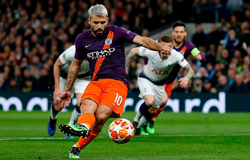 Son Heung-min ghi bàn tranh cãi giúp Tottenham hạ Man City ở sân chơi C1 ảnh 3 Aguero sút hỏng phạt đền ở phút 13, dù là một chuyên gia trên chấm 11 met. Ảnh: AP.