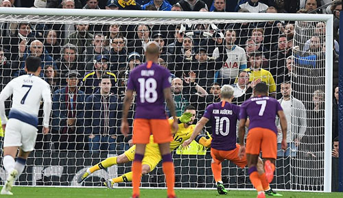 Lloris đoán đúng hướng, và cản thành công cú dứt điểm của Aguero Lloris đoán đúng hướng, và cản thành công cú dứt điểm của Aguero. Ảnh: DM,